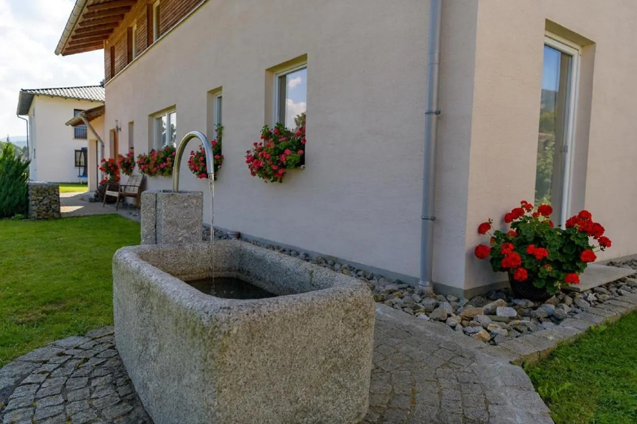 Ferienwohnung Hohenbogen ノイキルヒェン・バイム・ハイリゲン・ブルート アパート
